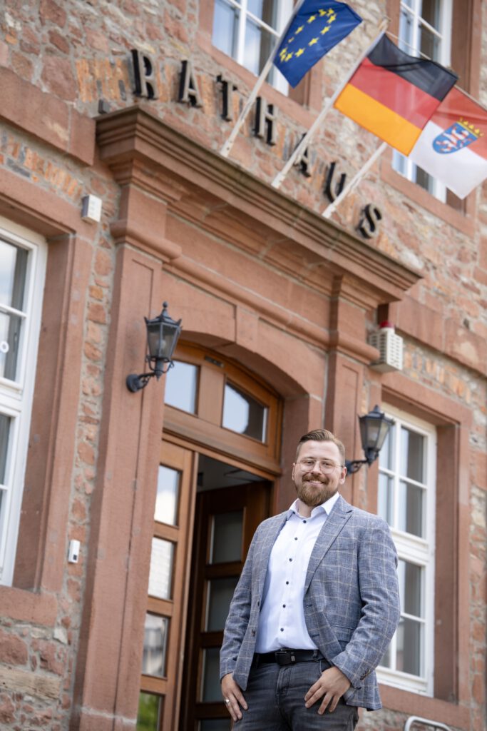 Halbkörper-Porträt von Wolfgang Rittershauß vor dem Rathaus