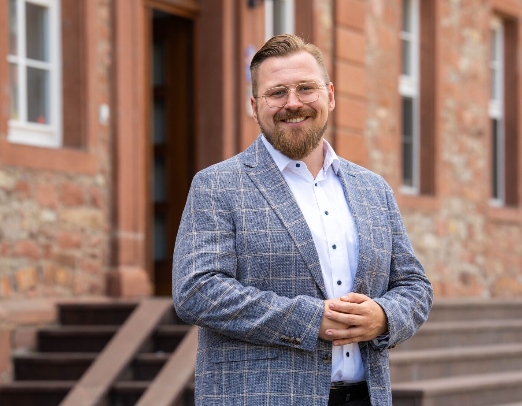 Porträtfoto von Wolfgang Rittershauß vorm Rathaus